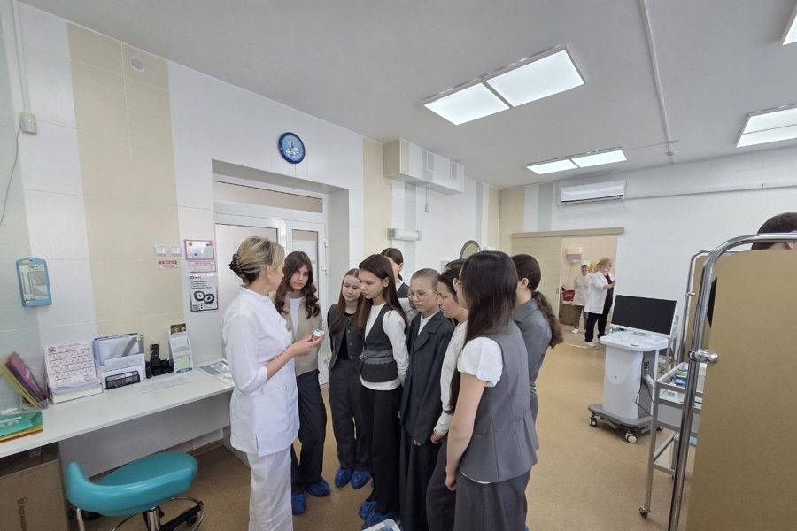 Чебоксарские школьники познакомились с работой стоматологов на экскурсии в Республиканской поликлинике