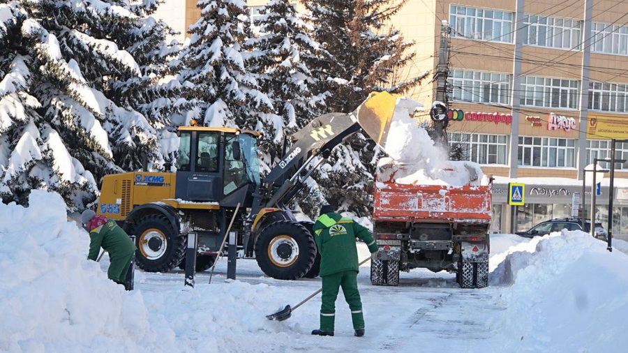 В Чебоксарах управляющие компании и жители подключились к уборке снега во дворах