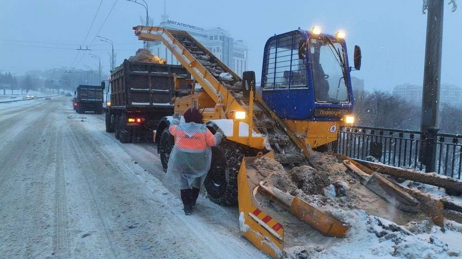 В Чебоксарах задействовано 123 единицы спецтехники для борьбы с последствиями снегопада