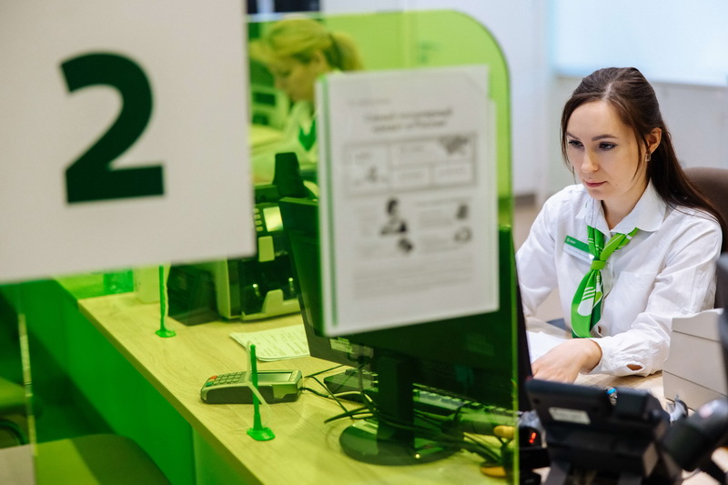 Более 252 тысяч жителей Чувашии пользуются зарплатными картами Сбера