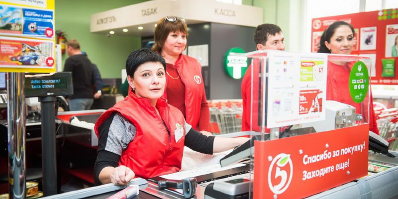 Владельцы карт Сбербанка могут получать наличные на кассах в "Пятерочке"