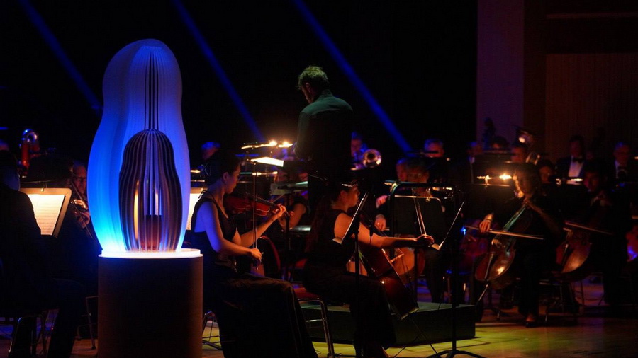 Симфонию №1 «Космос» написал музыкант и композитор Петр Дранга совместно с разработанной Сбером нейросетью SymFormer