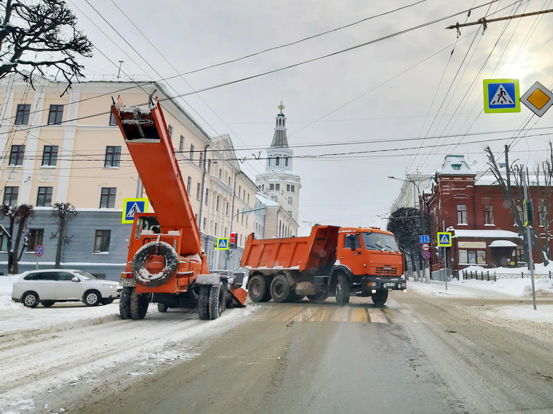 В Чебоксарах коммунальщики второй день борются с снегопадом: правильно ли они это делают