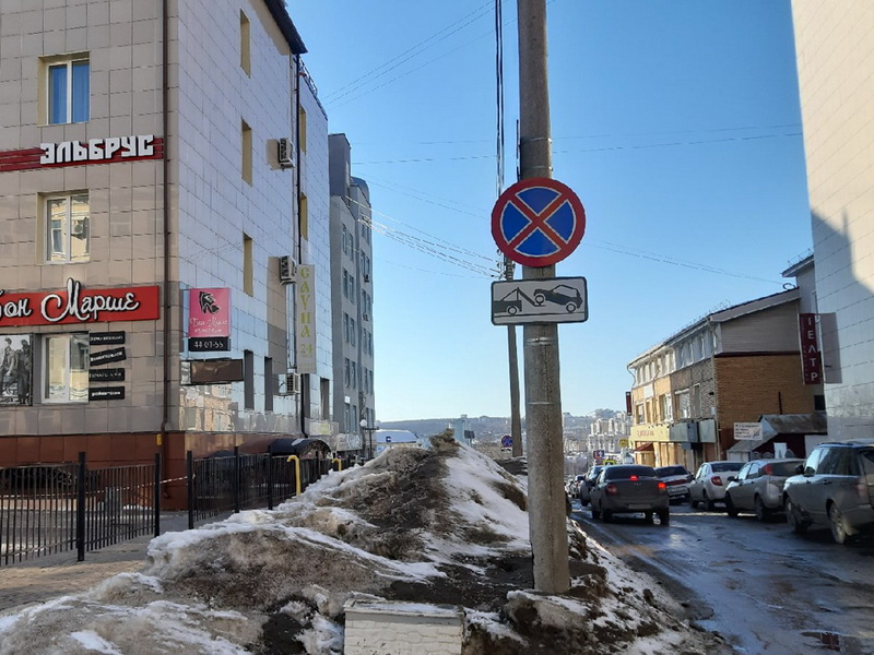 В Чебоксарах начали убирать сезонные дорожные знаки