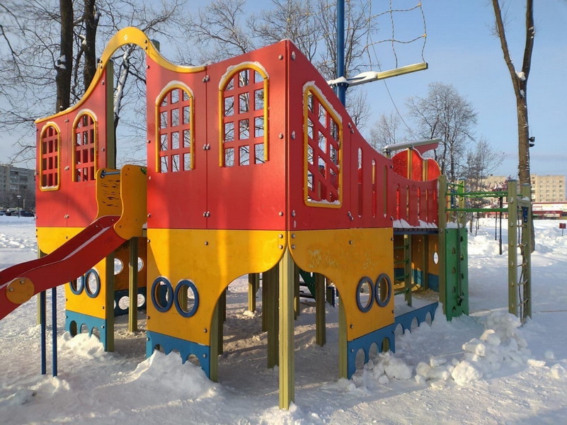 Вандалы изрисовали детскую площадку в Кадетском сквере. Надписи закрасят только весной