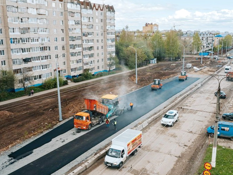 На Гражданской вчера уложили 250 метров асфальта. Мэрия надеется завершить реконструкцию до конца года