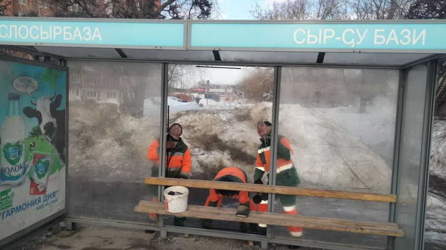 В Чебоксарах дорожные службы начали плановую замену стёкол на остановочных павильонах