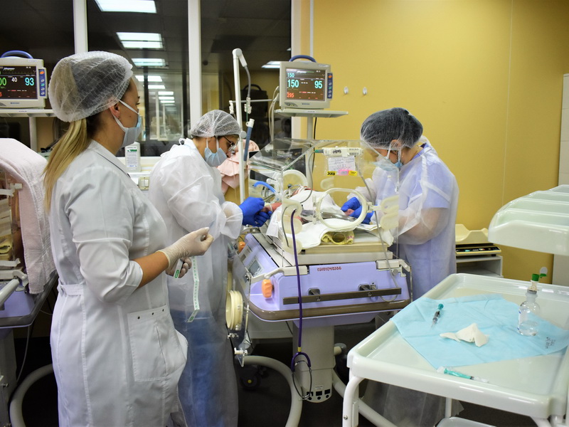 В Чебоксарах врачи выходили новорожденную девочку весом 550 грамм