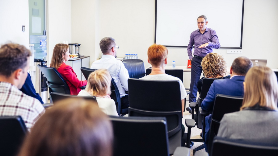 Сотрудники крупной компании изучают историю искусства и совершенствуют компетенции