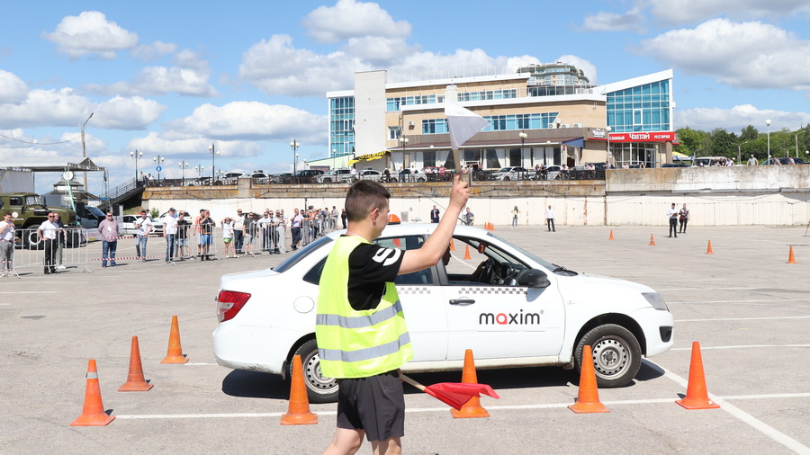 В Чебоксарах выбрали лучшего водителя такси. Им снова стал Артур Михайлов