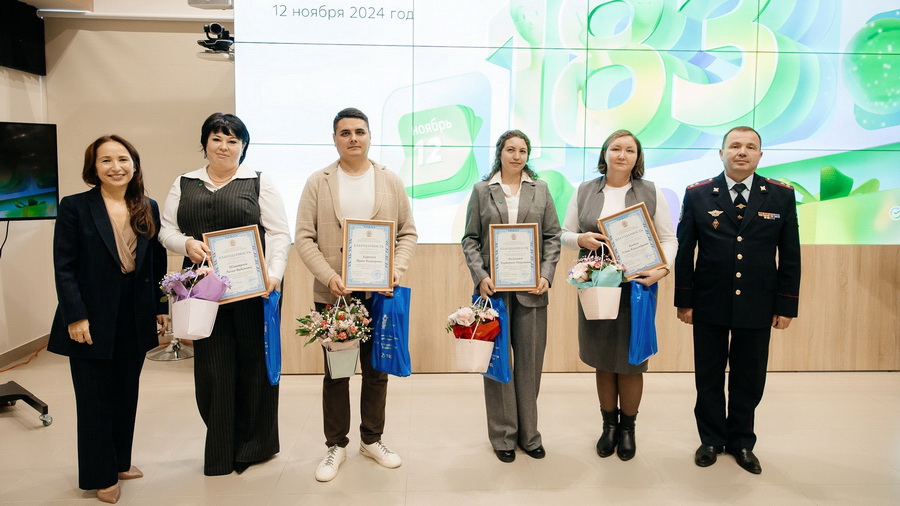 Полицейские и общественники поблагодарили сотрудников Сбера