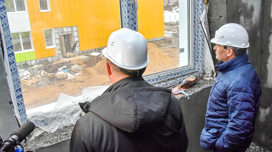 Николаев не исключил расторжение контракта на строительство школы в «Садовом» и пригрозил наказанием Спирину