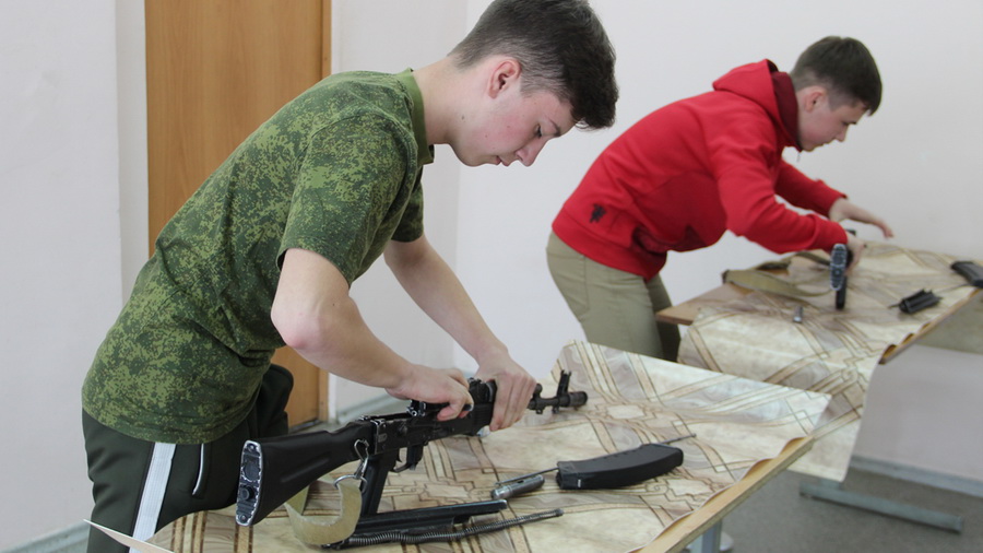 Со следующего года в школах введут курс по начальной военной подготовке