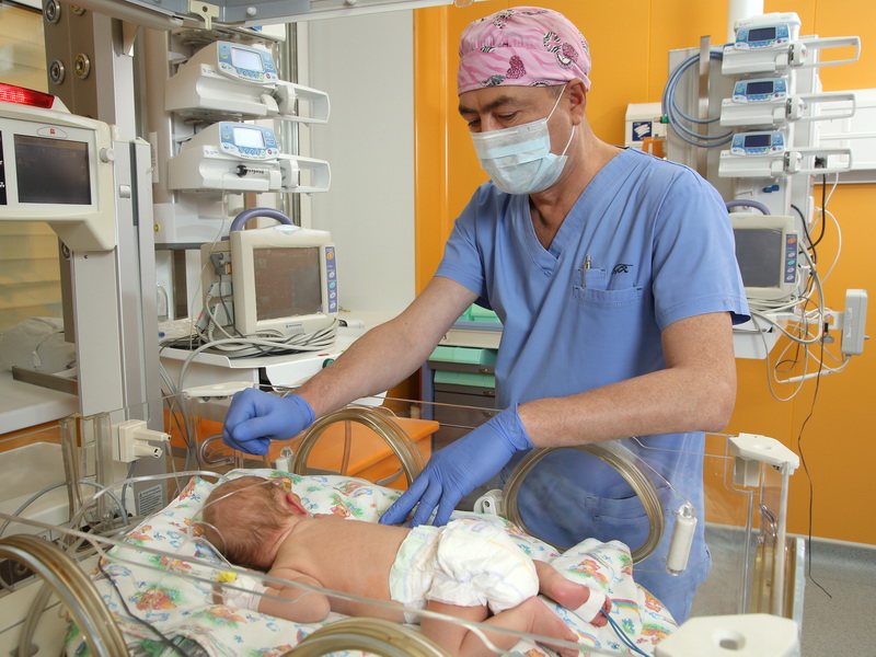 В Чебоксарах врачи провели операцию недоношенной девочке весом 660 граммов