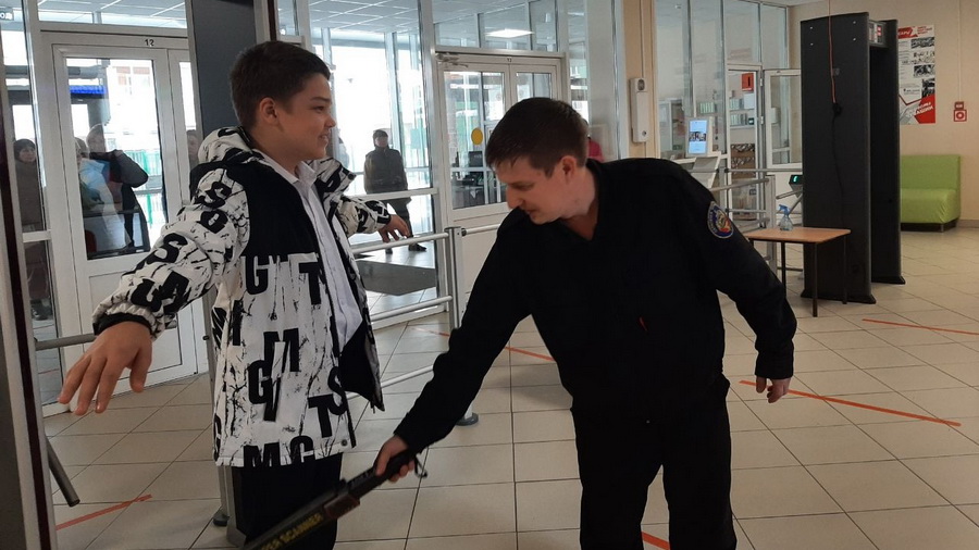 С 1 октября вахтеров в чебоксарских школах заменят на сотрудников ЧОПов