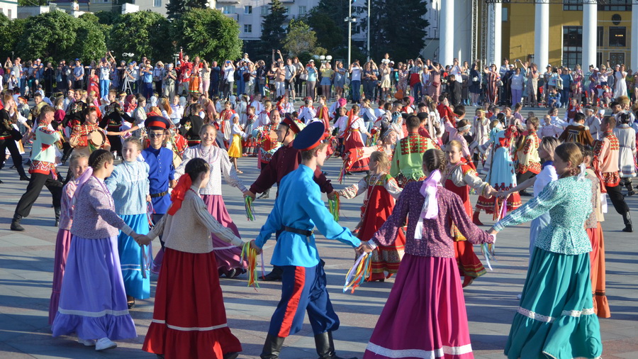 В Чебоксарах собираются установить рекорд по самому большому хороводу в России