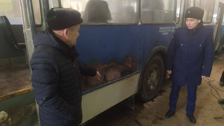 В Чебоксарах на остановке загорелся троллейбус. Жертв нет