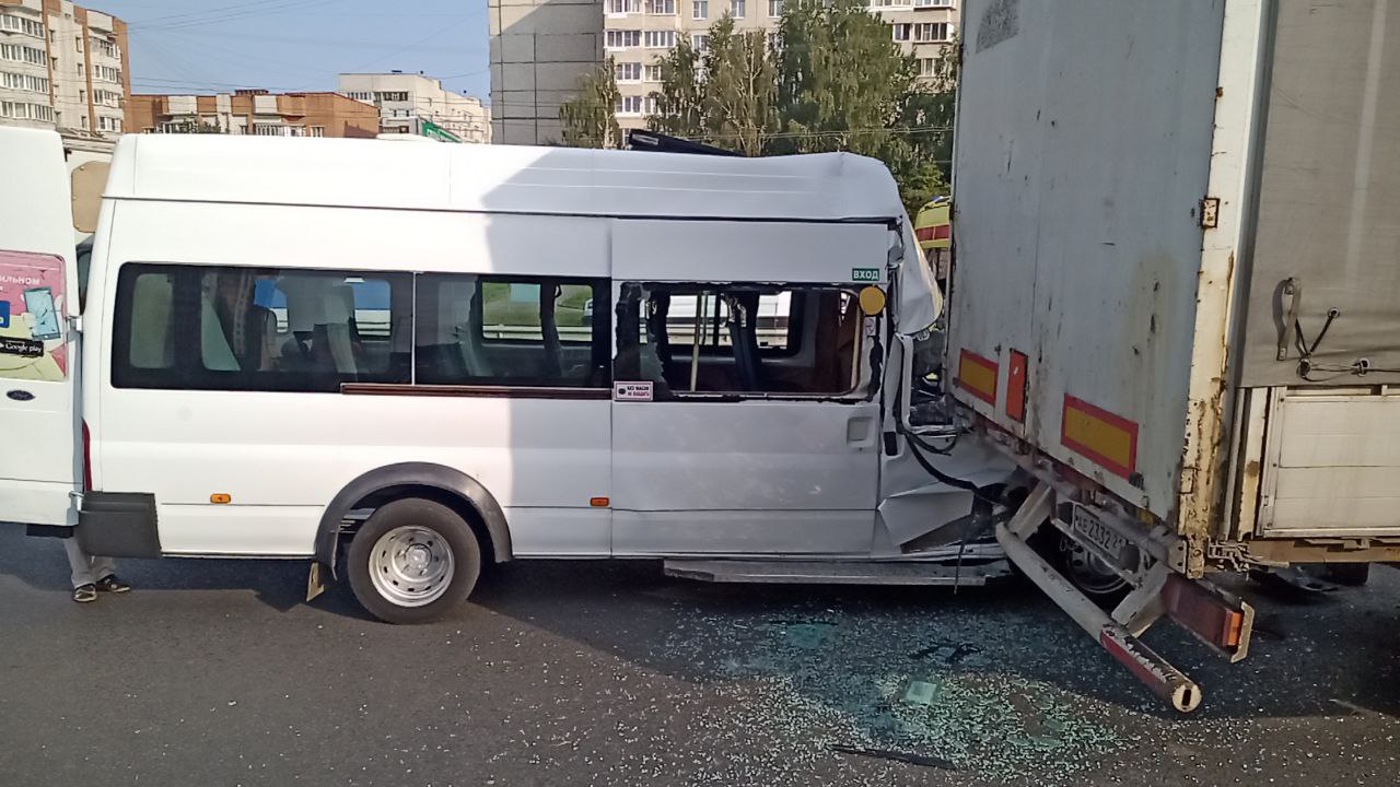 На Тракторостроителей 220-я маршрутка с людьми врезалась в фуру