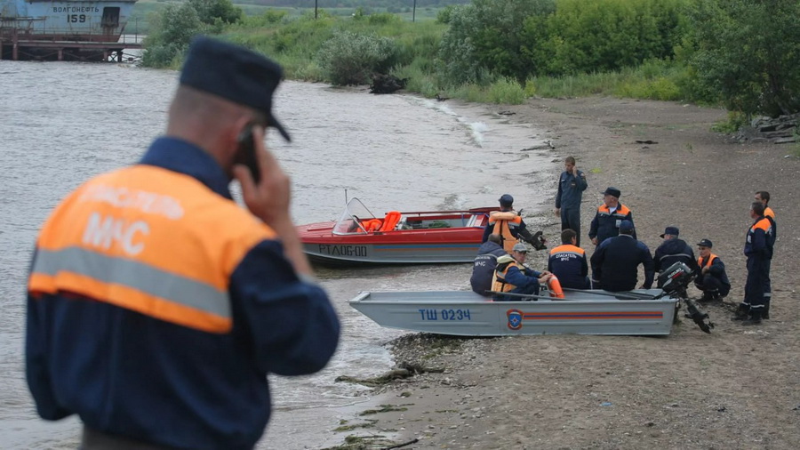 Спасатели продолжают поиски 34-летнего мужчины и 9-летнего мальчика после трагедии на Волге