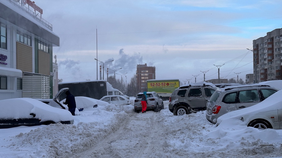 В Чебоксарах из-за снегопада запретили стоянку машин по нескольким улицам