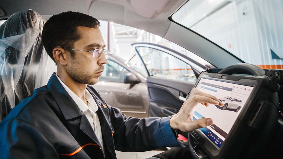 Водители, автослесари и продажники. Сколько платят работникам автобизнеса в Чебоксарах