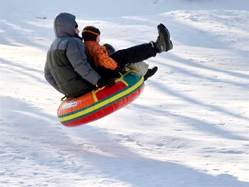 В новогодние праздники травмы во время катания на ватрушках получили более 40 человек