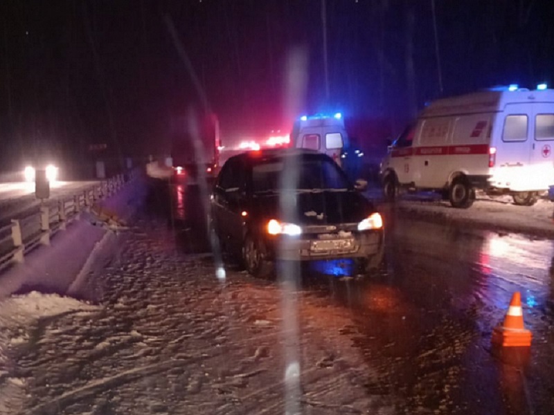 В Чувашии иномарка насмерть сбила участников другого ДТП