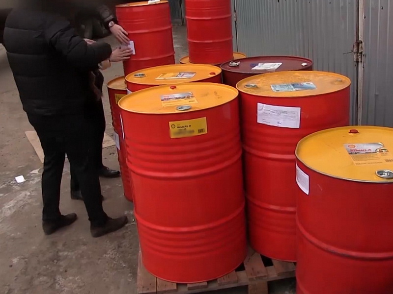 В Чувашии полицейские изъяли 17 тонн поддельного моторного масла и более 50 аккумуляторов