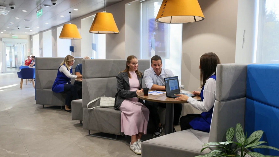 ВТБ выяснил, сколько свободных денег россияне хранят на карте