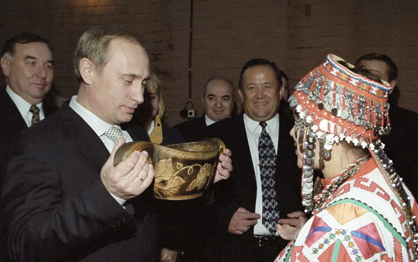 Владимир Путин в Чувашии в 2004 году